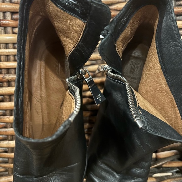 Frye Black Leather Ankle Booties with Zipper size 7.5 Great condition! - Picture 11 of 15